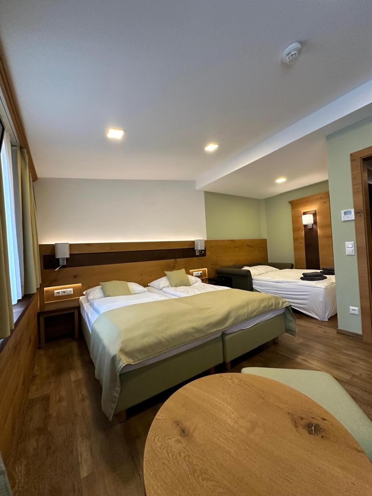 Hotel Zur Post Санкт Валентин Екстериор снимка